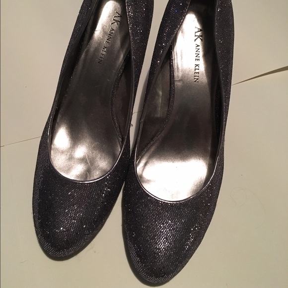 Ann Klein Silver Sparkle Pumps
