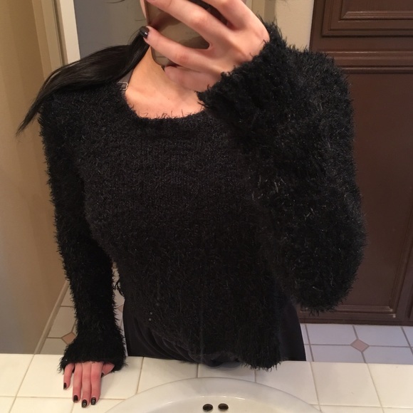 FUZZY BLACK CROPPED SWEATER