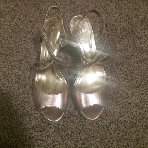 Gold heels- peep toe heels
