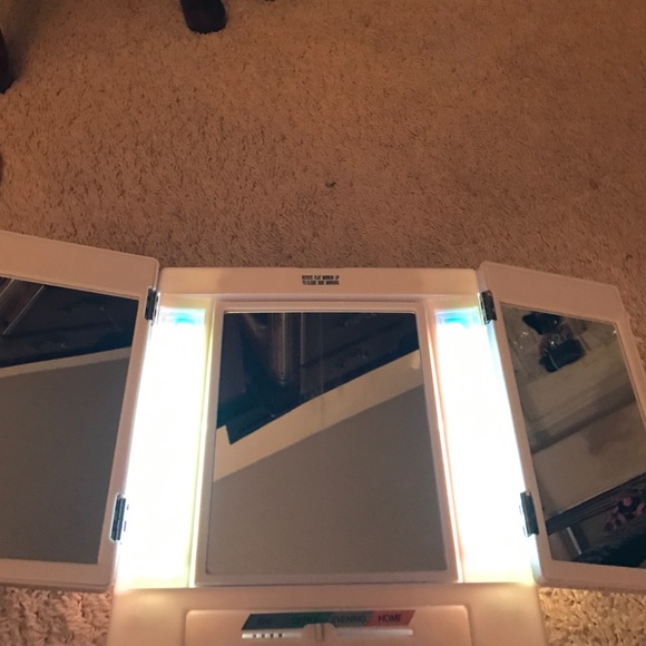 Mirror with lights - Picture 3 of 4