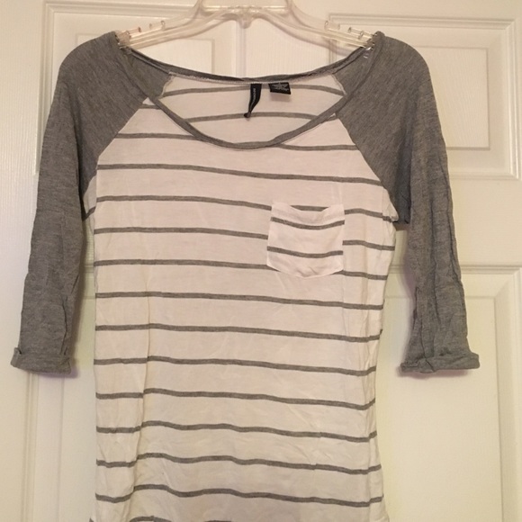 Cute grey and white striped tee - Picture 3 of 3