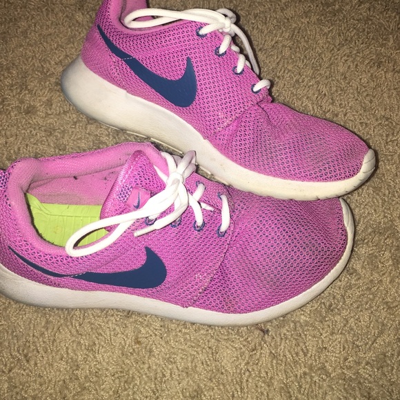 Pink Nike roshe