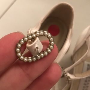 Vintage pearl buckle stain heels