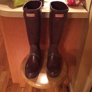 Hunter boots size 6 in burgundy