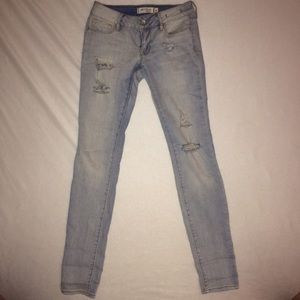 Bullhead Distressed Light-wash Low-rise jeans