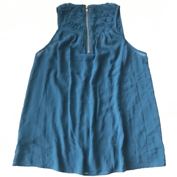 Textured Sleeveless Blouse - Picture 3 of 4