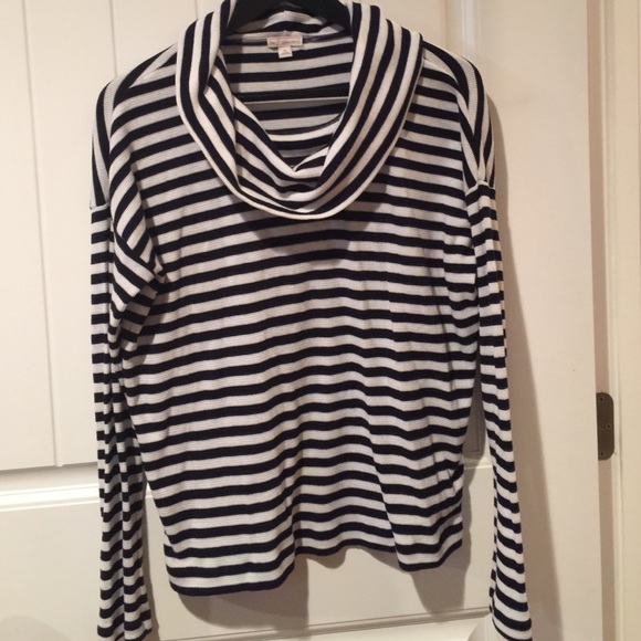 Gap turtle neck shirt
