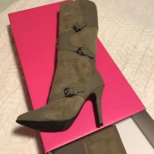 Shoe dazzle suede taupe boots