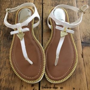 White T-strap sandal 🌟