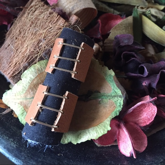 Best in Gifts⭐️ HP Leather/Gold Buckle Ring sz 7 - Picture 2 of 4