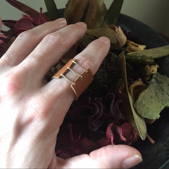 Best in Gifts⭐️ HP Leather/Gold Buckle Ring sz 7 - Picture 3 of 4