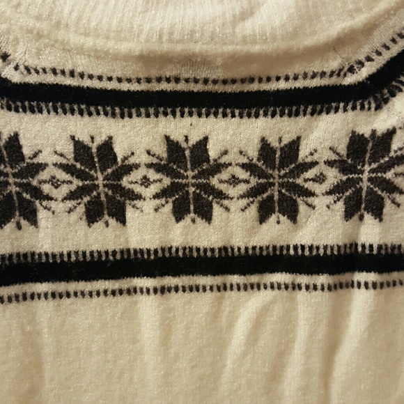 White and black patterned sweater - Picture 2 of 2
