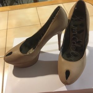 Peep toe nude pumps