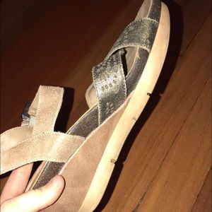 Like new OTBT sandal