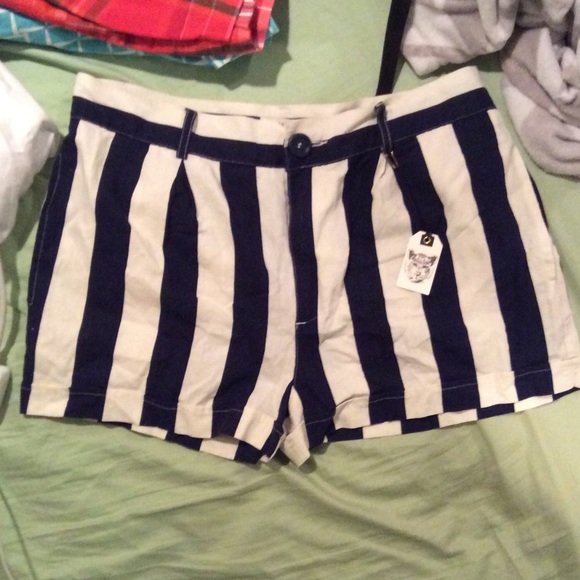 Linen striped shorts