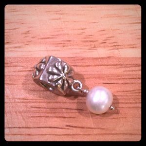 Pandora simple flower pearl charm