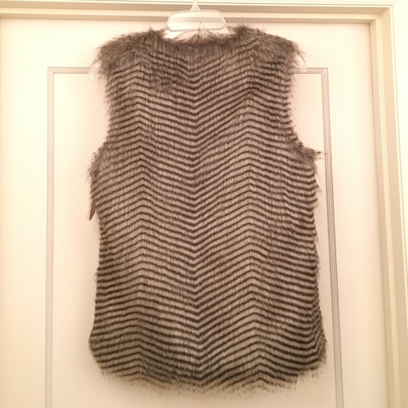 NWT Faux Fur Vest - Picture 3 of 4