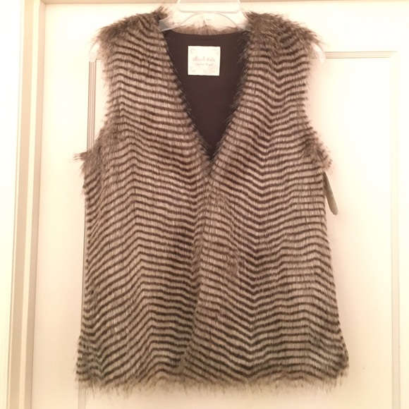 NWT Faux Fur Vest - Picture 2 of 4