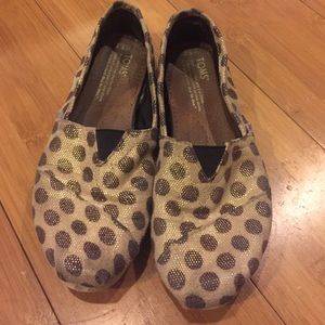 TOMS classic flats. Tan/gold with brown dots