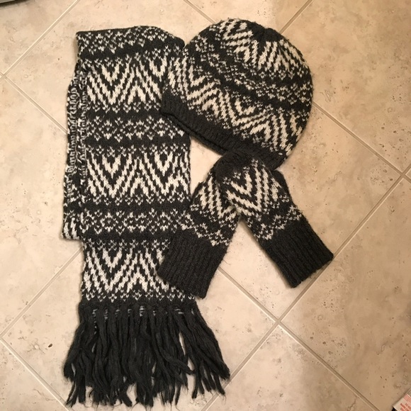 FINAL SALE! Aeropostale scarf, hat, and mittens