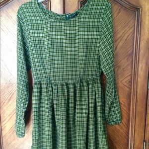 Super cute large high waisted skirt