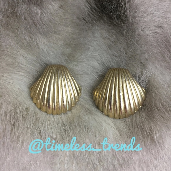 Jewelry - Gold seashell earrings