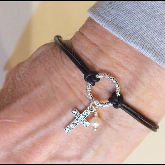 Black leather cross pearl bracelet - Picture 1 of 2