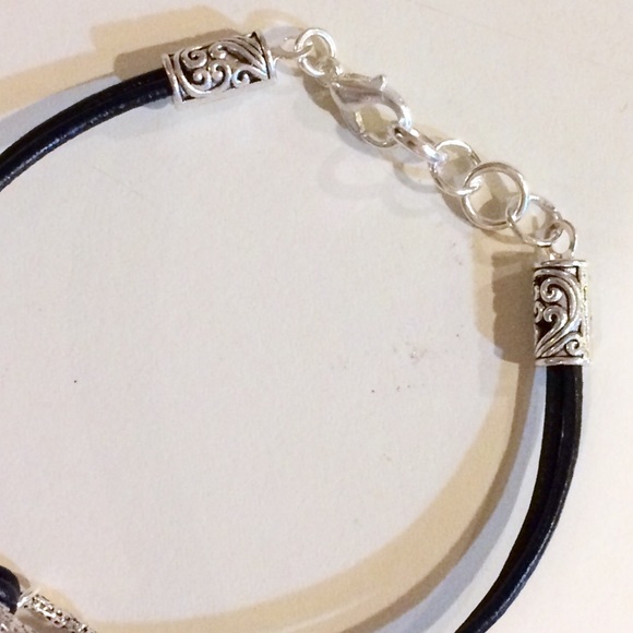 Black leather cross pearl bracelet - Picture 2 of 2