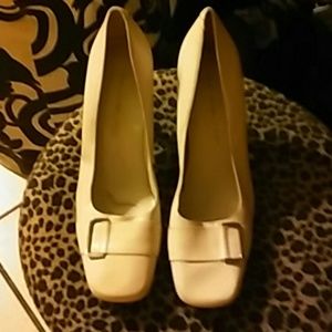 Vintage. Cream Bandolino pumps