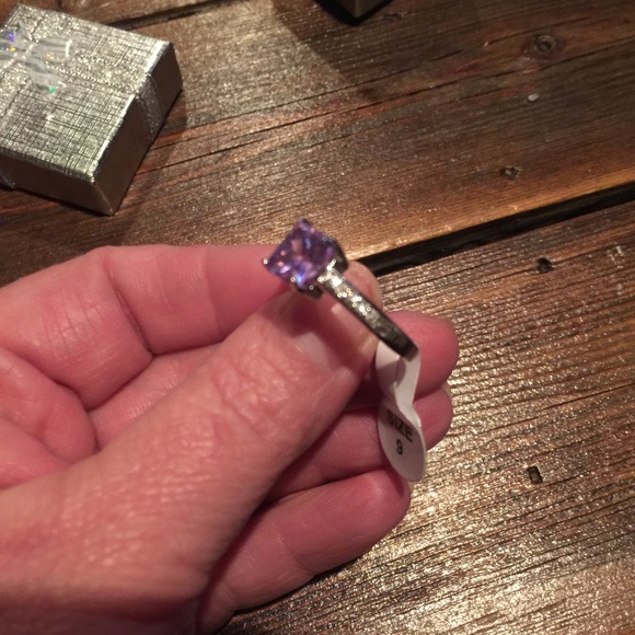 Gorgeous solitaire - Picture 3 of 3