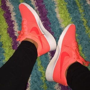 Nike Tennis Shoes, need to go