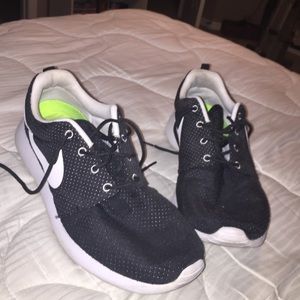 NIKE Roshes black and white