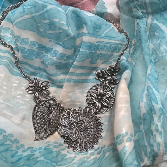 Flower necklace - Picture 1 of 1