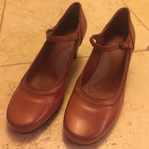 Sweet Clarks ❤️ MaryJane heels, like Anthropologie