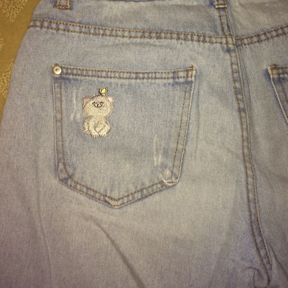 Ripped high waisted jeans