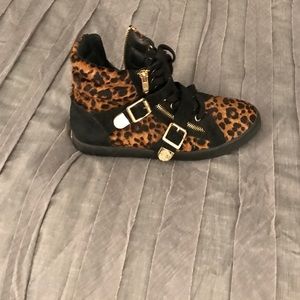 vince camuto leopard sneaker