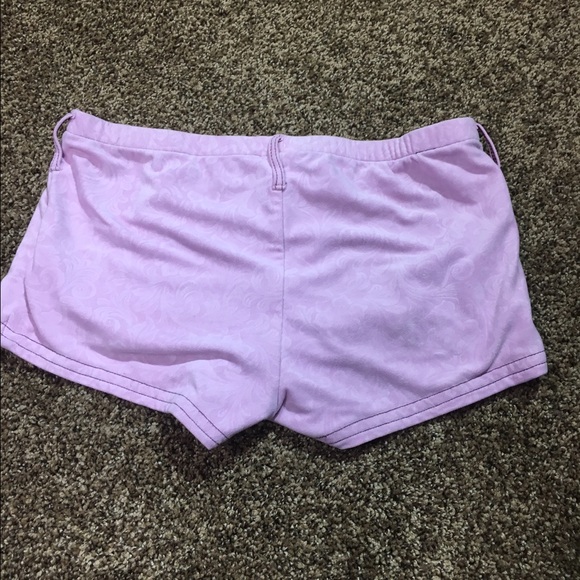Short shorts - Picture 2 of 4