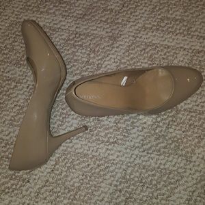 Patent Nude/ taupe pumps, like new