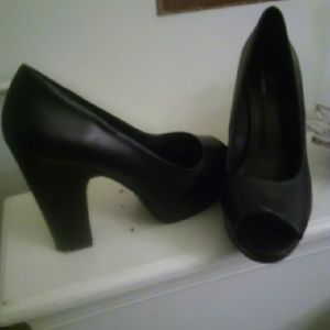 NWT Comfortable peep toe shoes