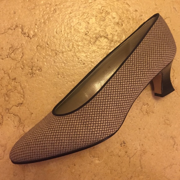 LIKE CHANEL! Cream & Navy lady heels by Claiborne