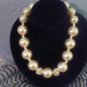 Custom-made pearl necklace