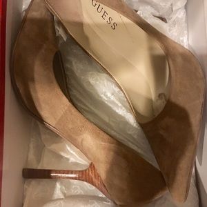 Guess Carrie in tan suede