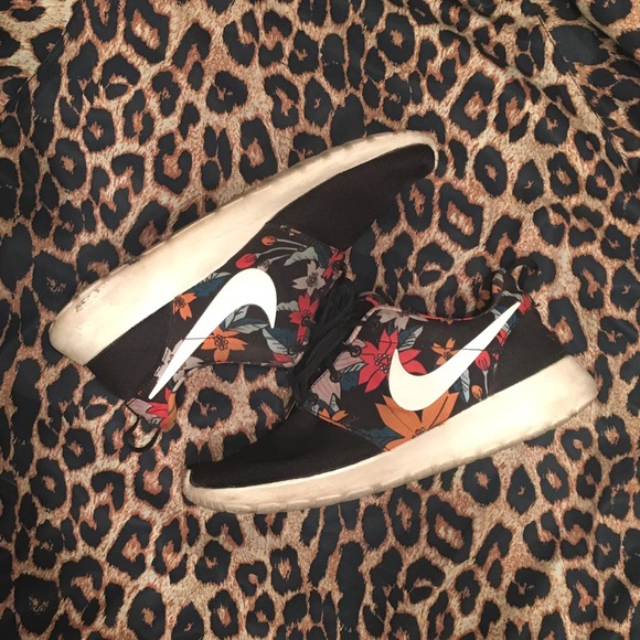 Nike Shoes - Nike Roshe