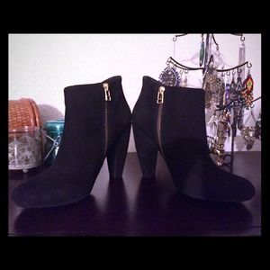 Steve Madden Panelope black suede booties!