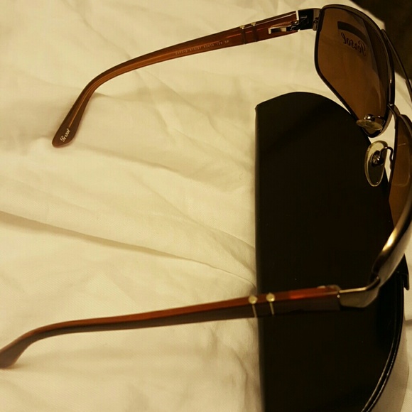 New Sunglasses with case - Picture 2 of 3