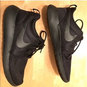 Black Nike Roshe Run