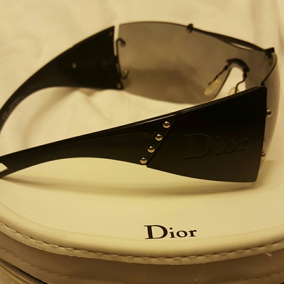 New Sunglasses with case - Picture 2 of 3