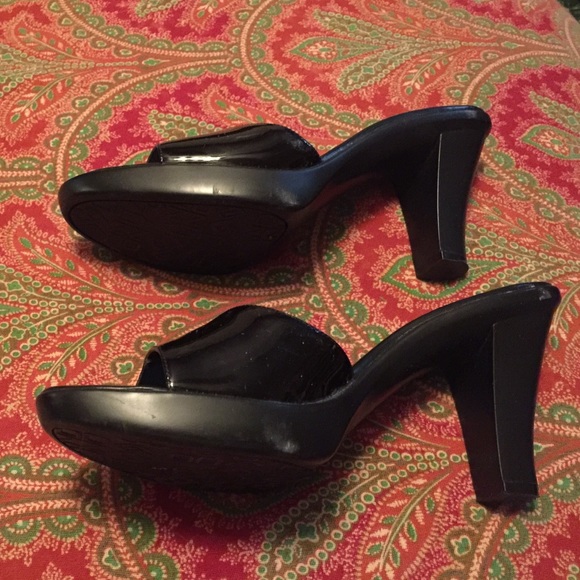 Bandolino Black Patent Leather slides - Picture 2 of 4