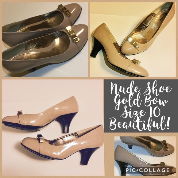 Nude High heel pump shoe w/ gold bow.  Beautiful!