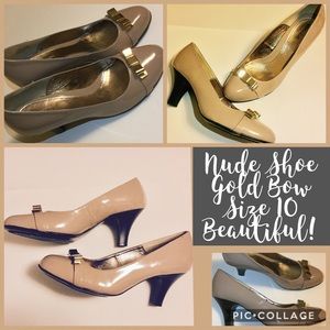 Nude High heel pump shoe w/ gold bow.  Beautiful!